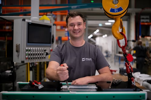 Freundlicher Industriemechaniker (m/w/d) in Ausbildung an der Arbeit.